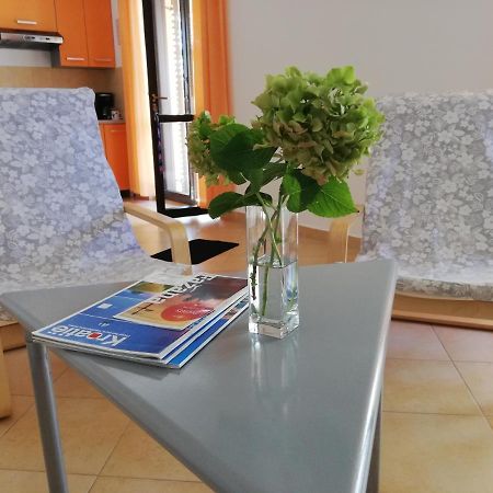 Apartment Suzy With Private Parking Fazana Bagian luar foto