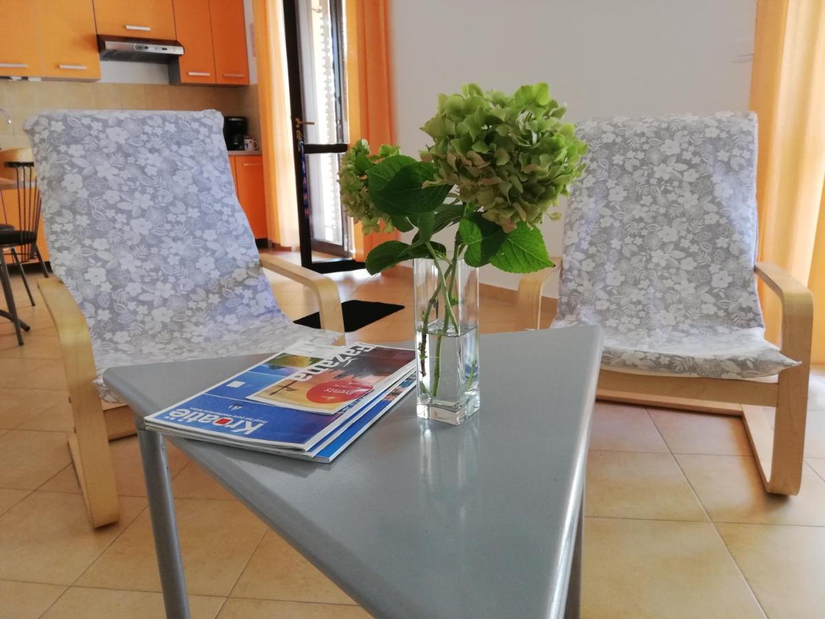 Apartment Suzy With Private Parking Fazana Bagian luar foto