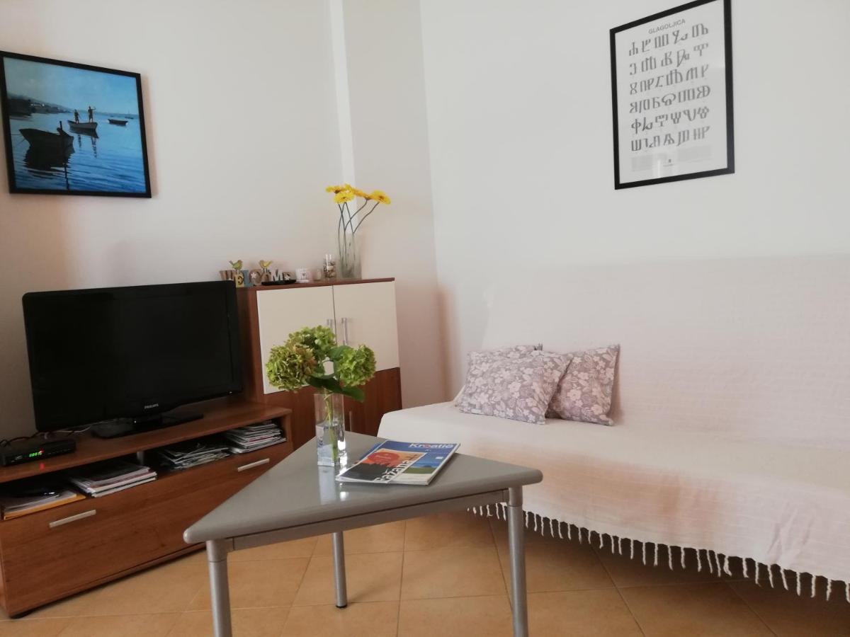 Apartment Suzy With Private Parking Fazana Bagian luar foto