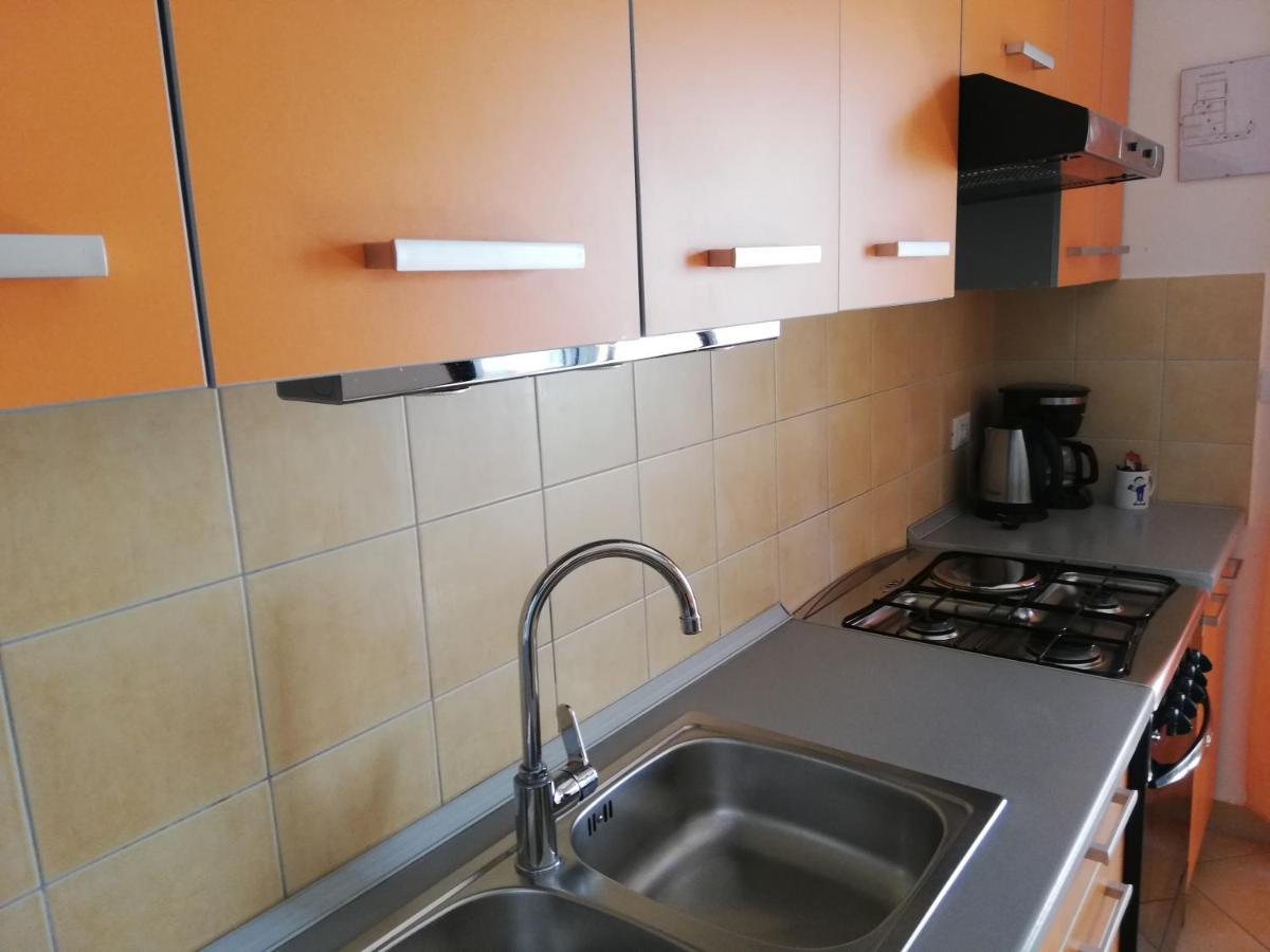 Apartment Suzy With Private Parking Fazana Bagian luar foto