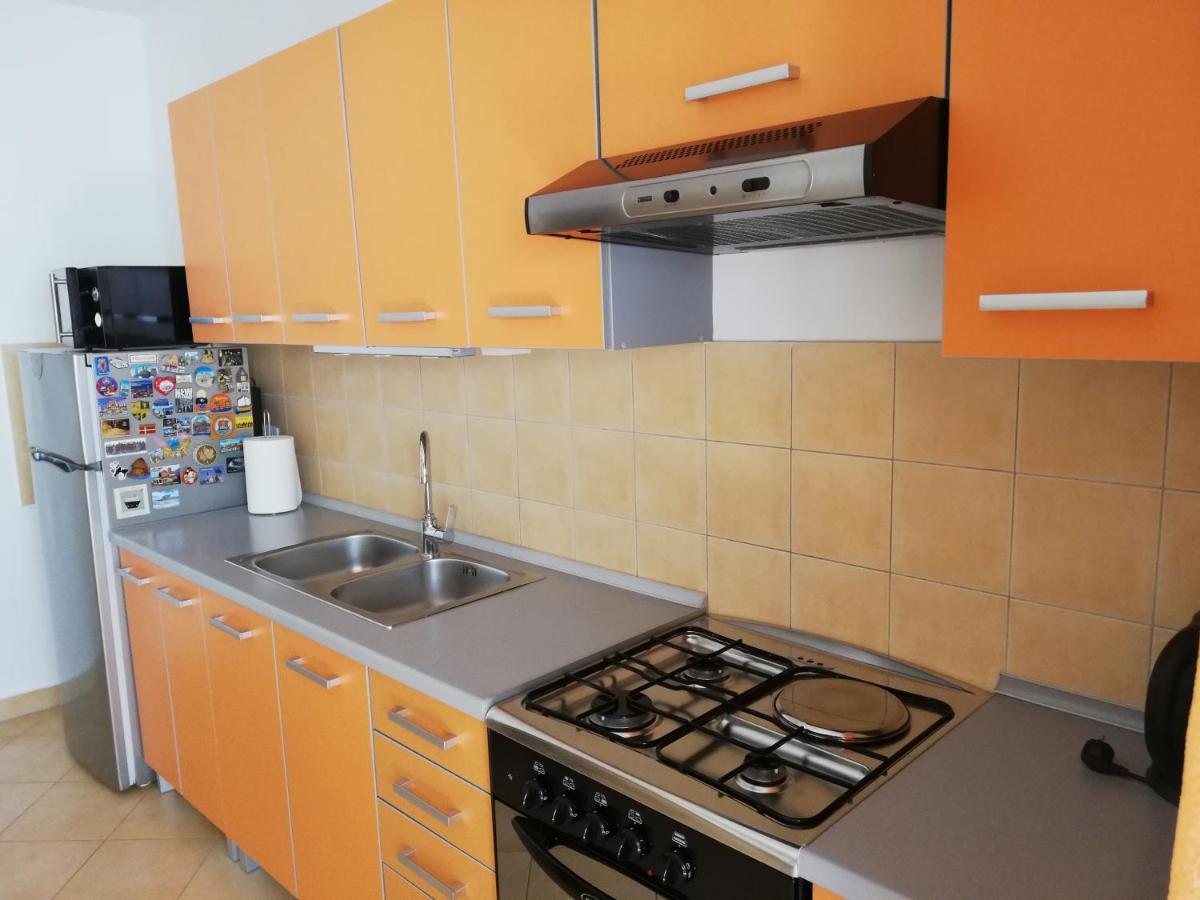 Apartment Suzy With Private Parking Fazana Bagian luar foto