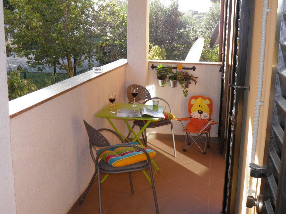 Apartment Suzy With Private Parking Fazana Bagian luar foto