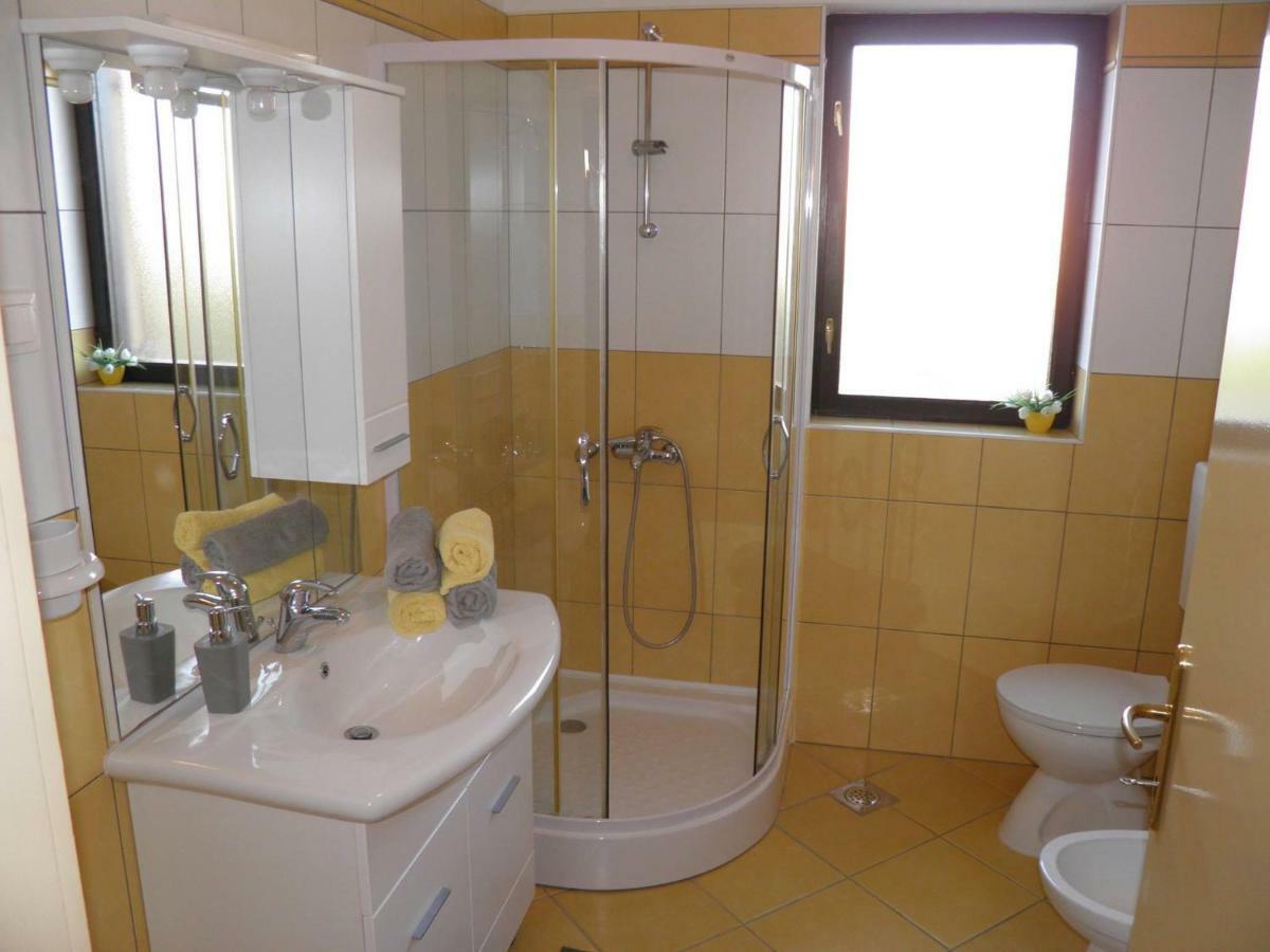 Apartment Suzy With Private Parking Fazana Bagian luar foto