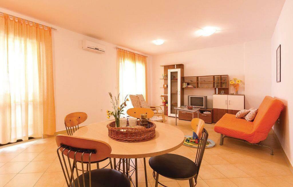 Apartment Suzy With Private Parking Fazana Bagian luar foto