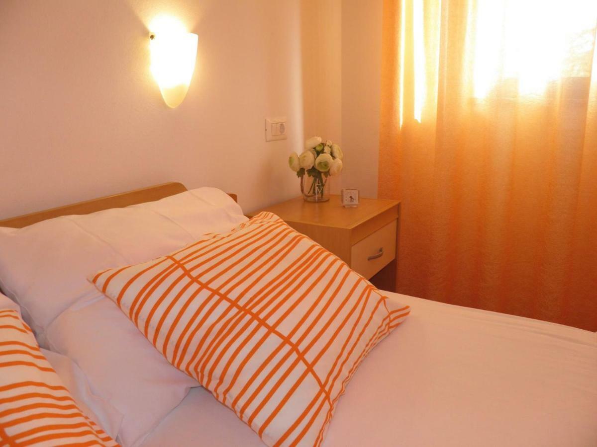 Apartment Suzy With Private Parking Fazana Bagian luar foto