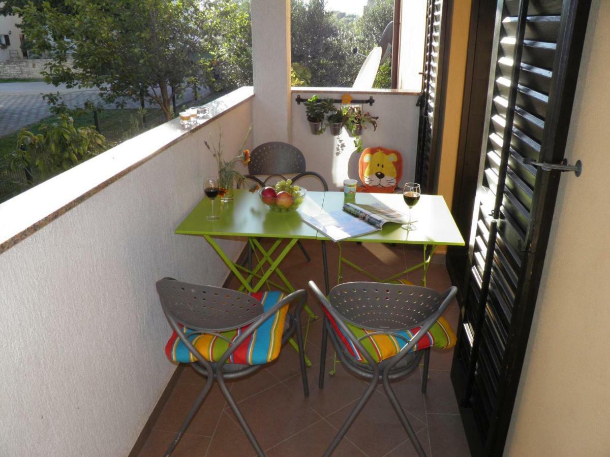 Apartment Suzy With Private Parking Fazana Bagian luar foto