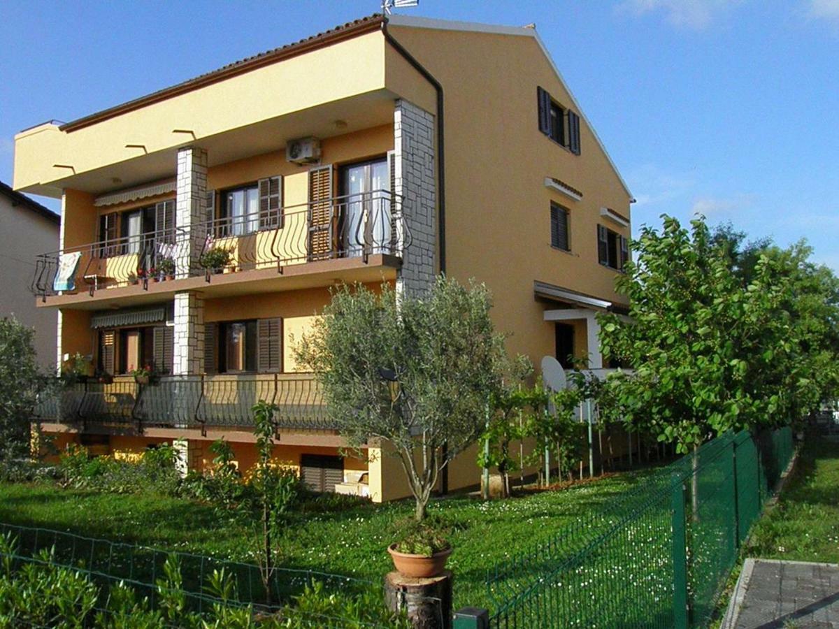 Apartment Suzy With Private Parking Fazana Bagian luar foto
